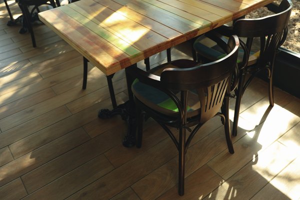 Chaise restaurant modèle Chicago industriel : alliez style et confort